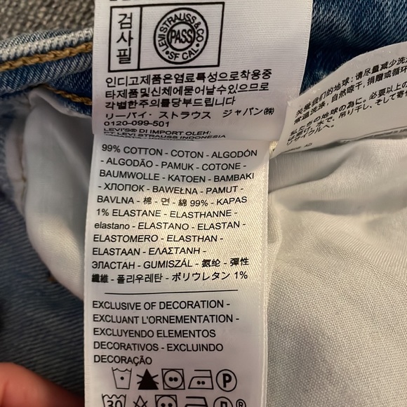 Light wash Levi’s - Picture 4 of 5